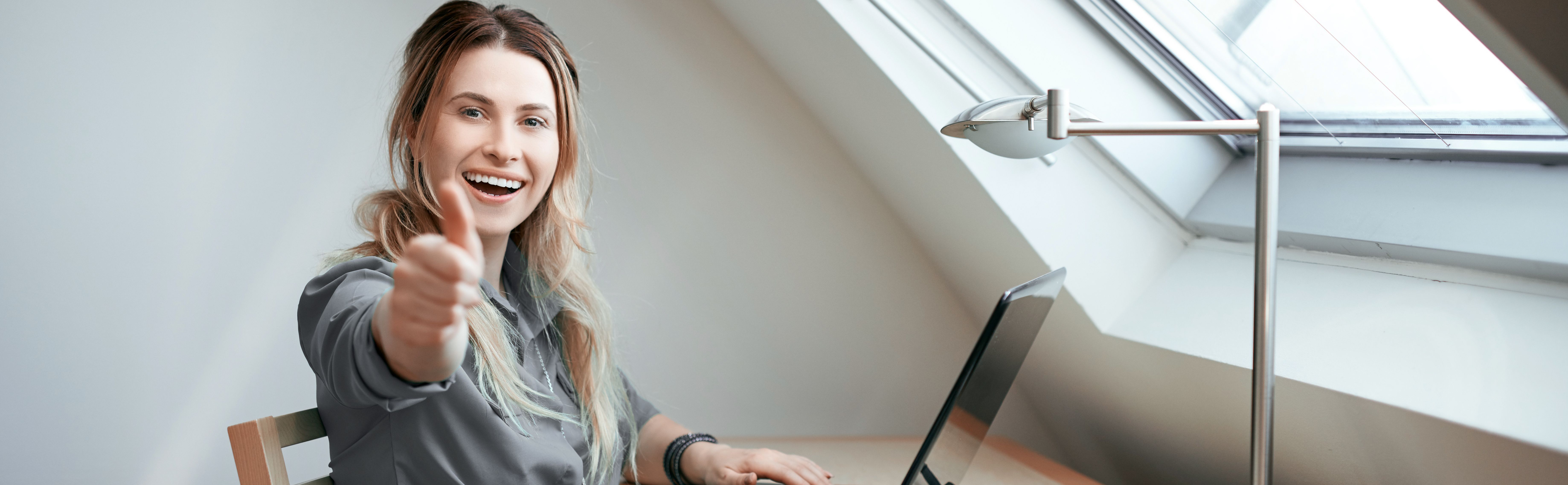 Frau zeigt Daumen hoch