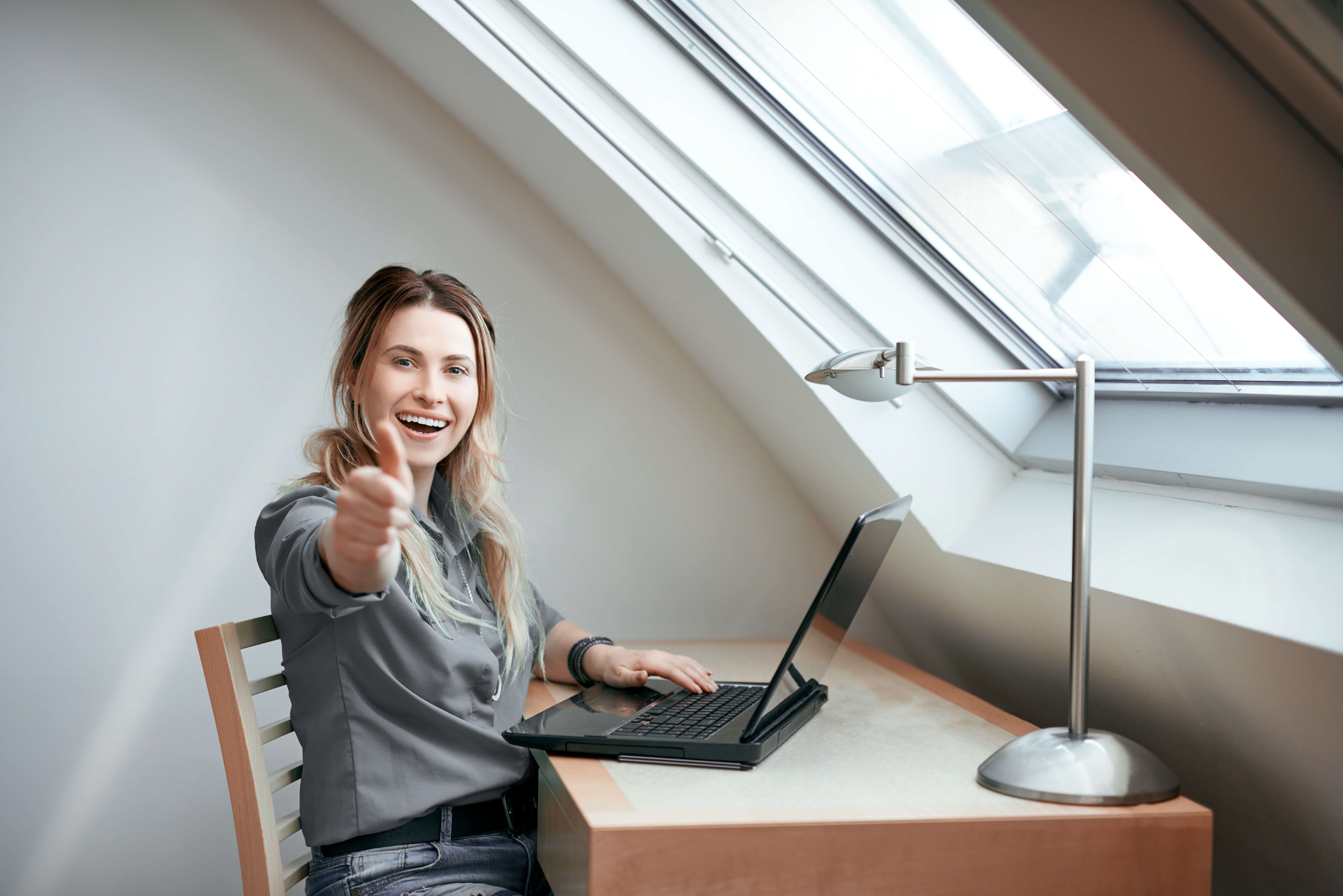 Frau zeigt Daumen hoch