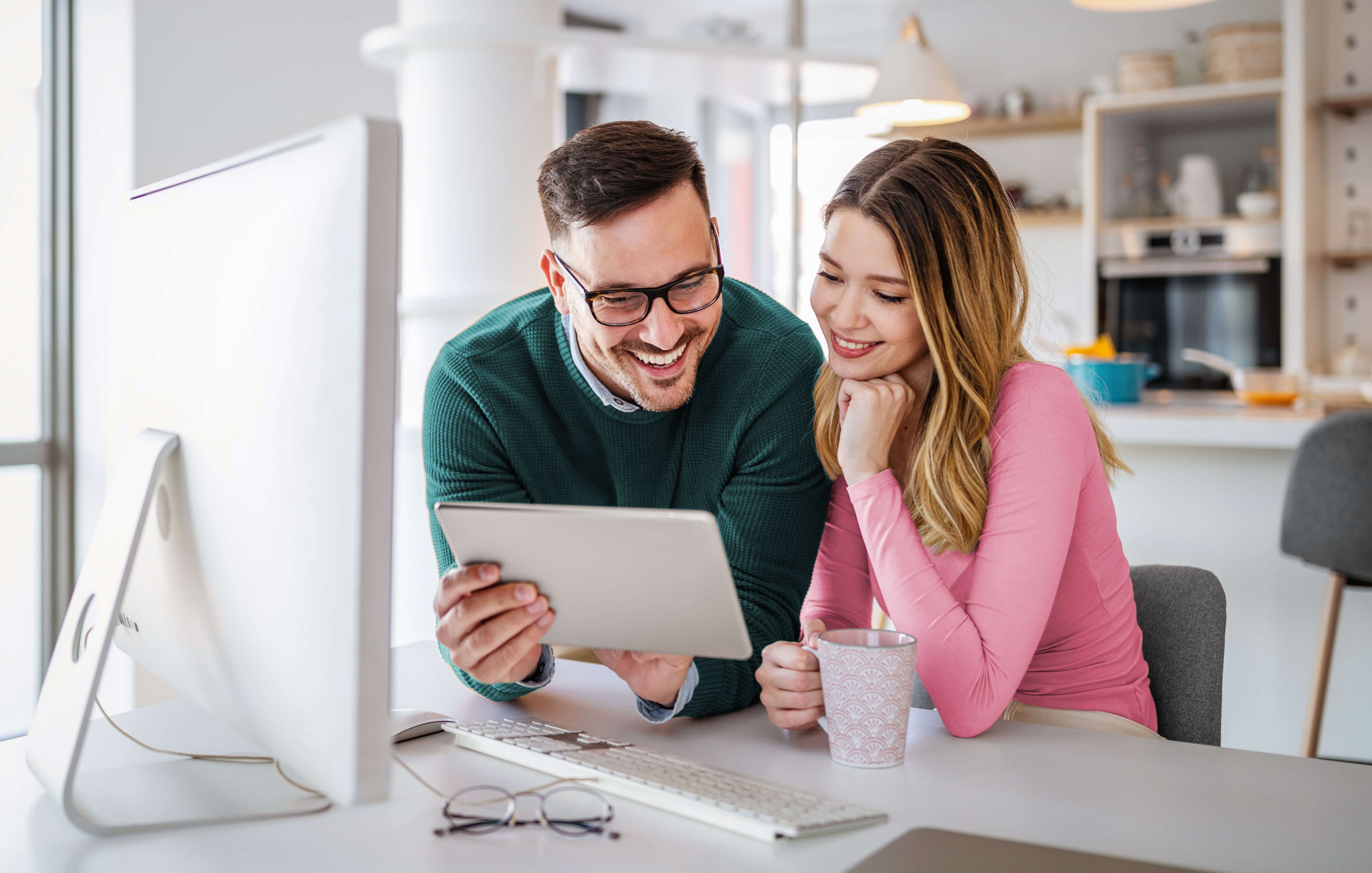 Mitarbeiter freuen sich, dass die SEO-Massnahmen für Ihre Website helfen