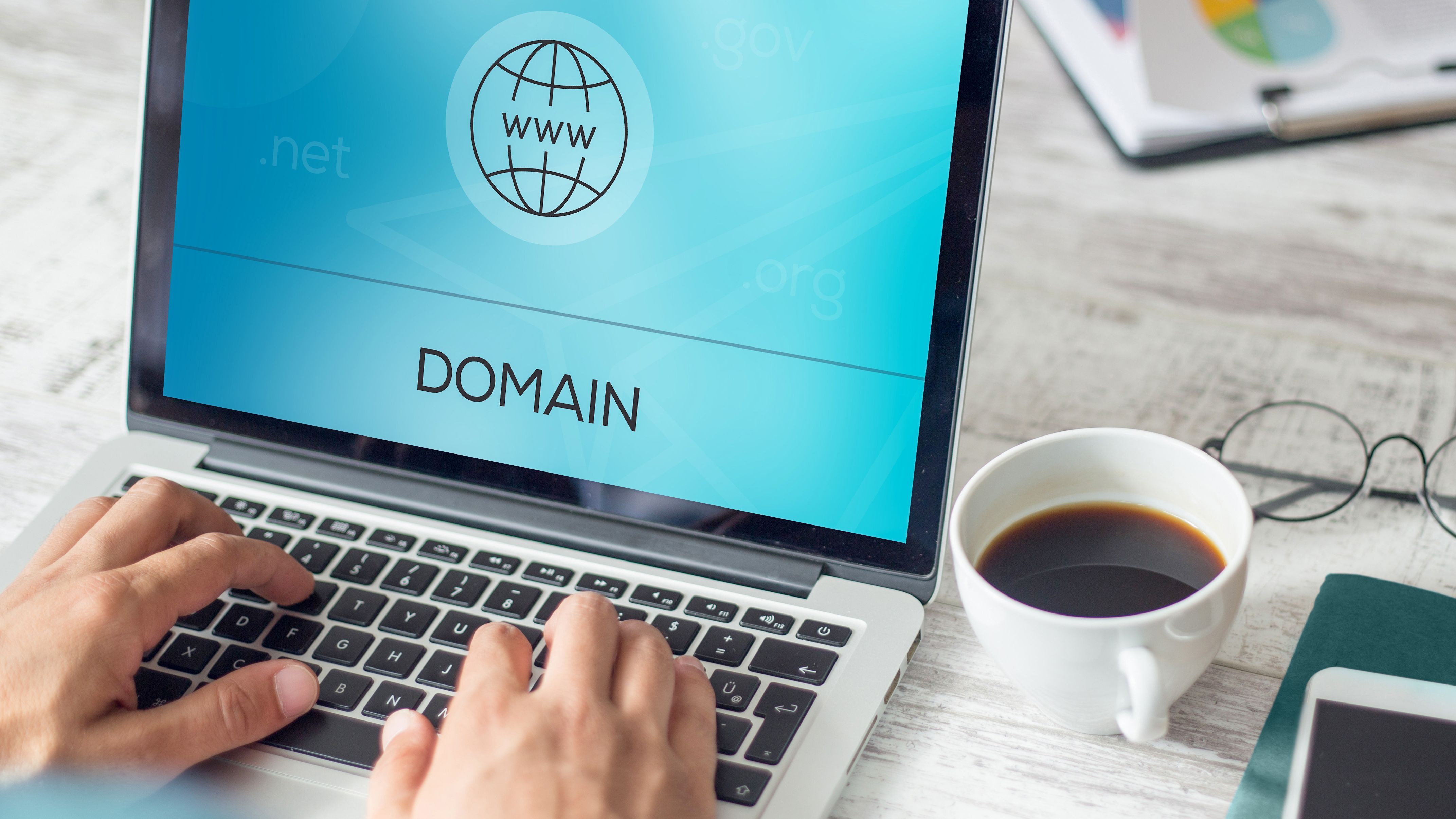 Registrierung einer Domain auf dem Laptop