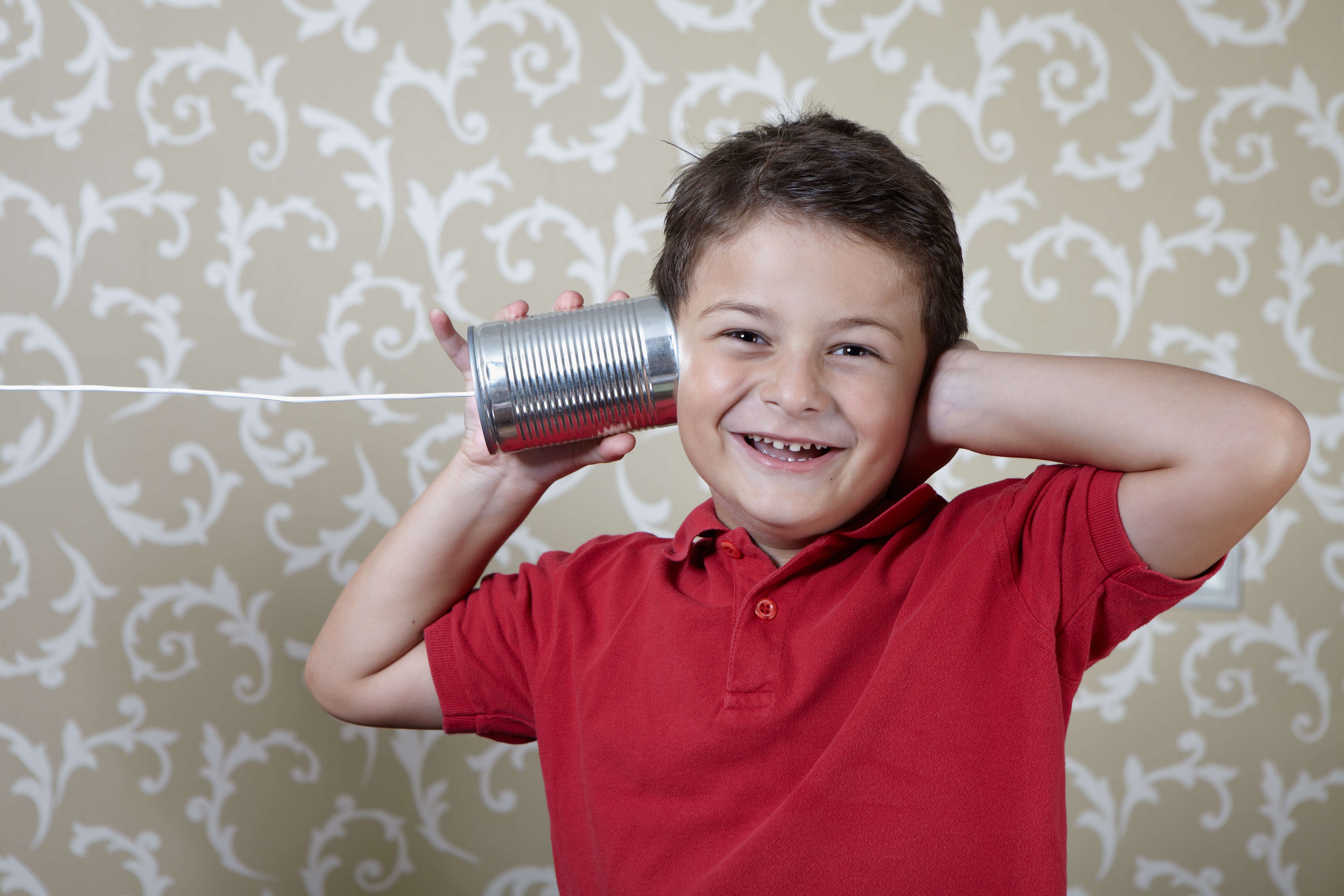 Kind mit Dosentelefon