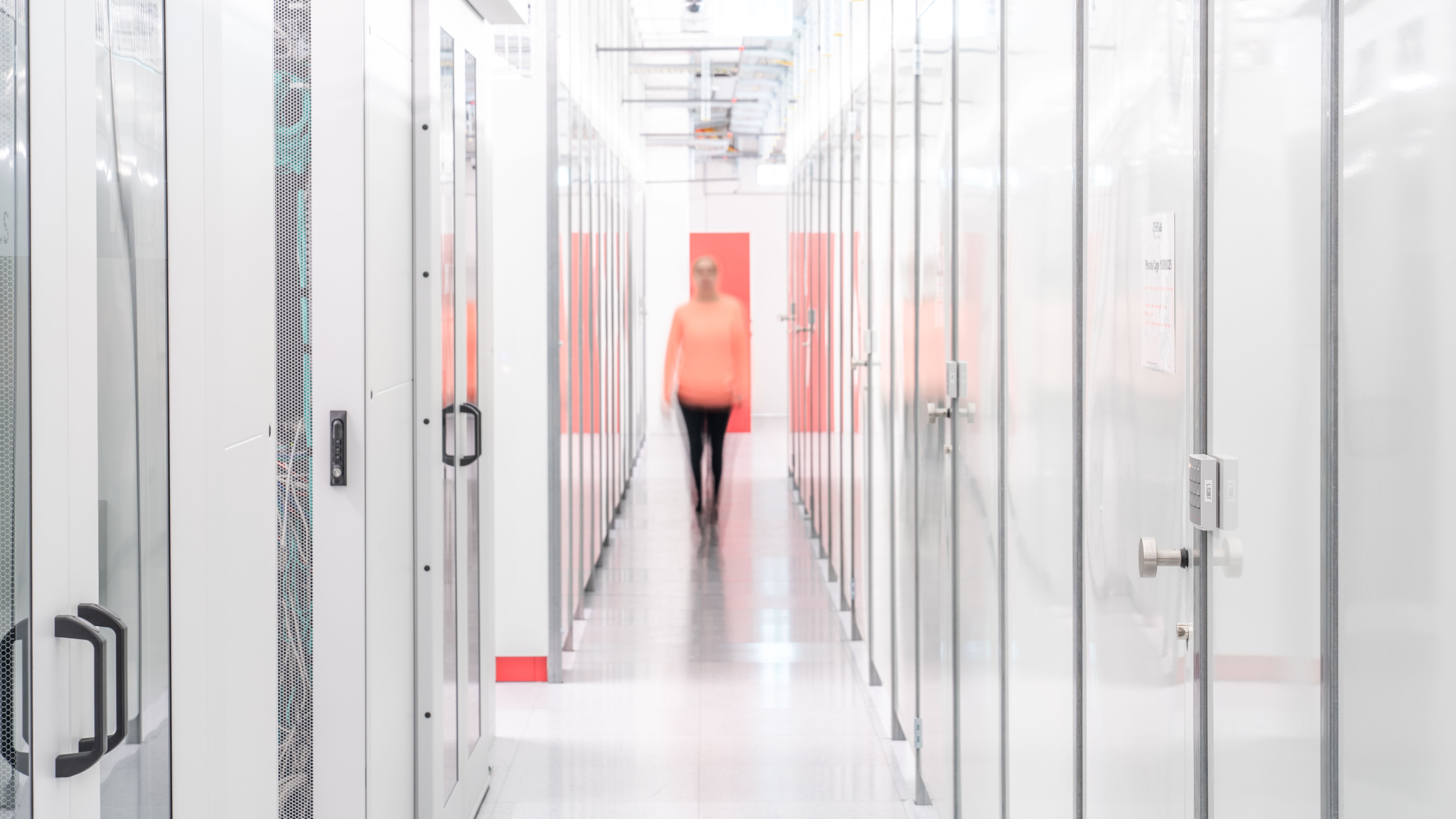 [Translate to Englisch:] Themenbild: Datacenter Colo-Zone