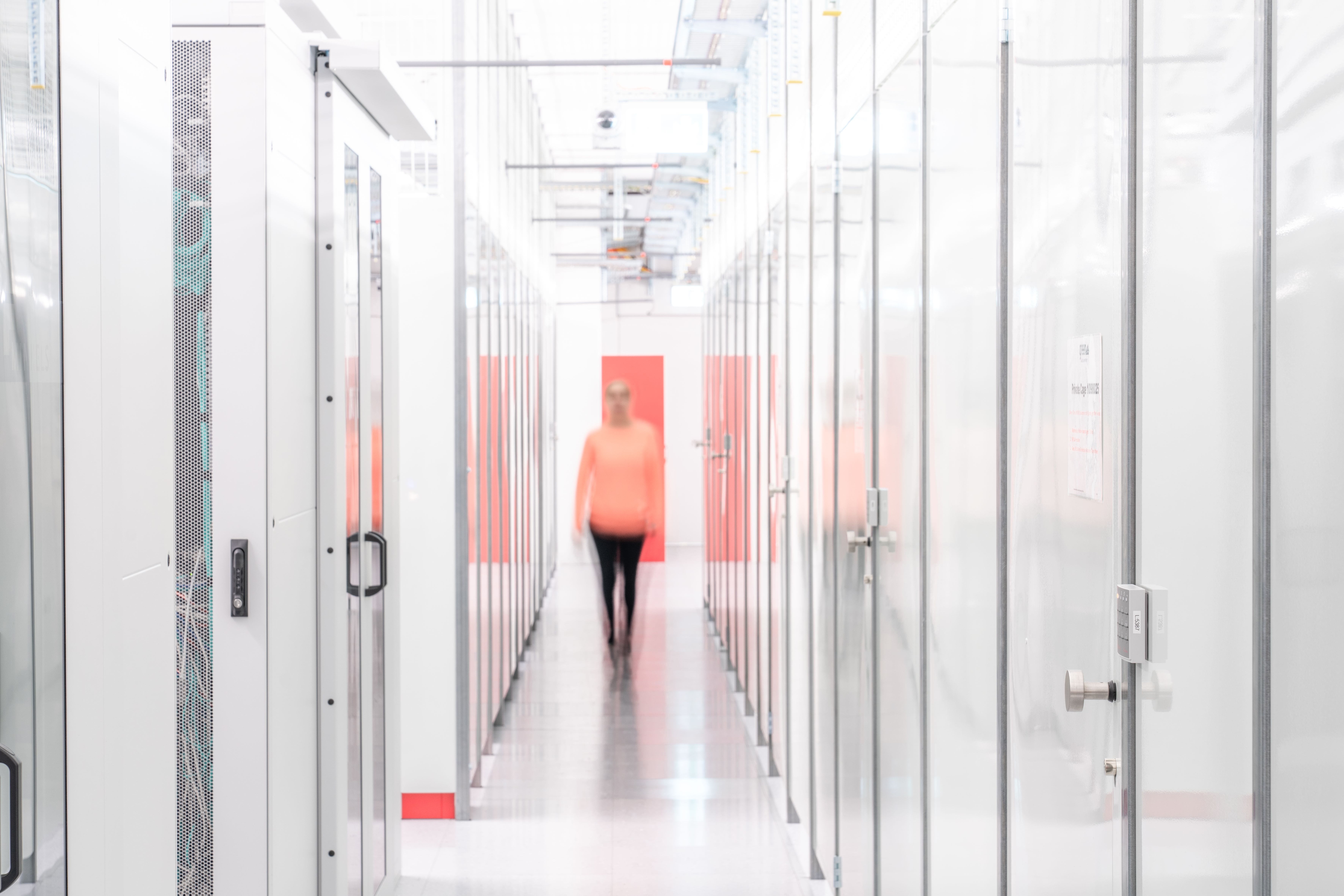 Datacenter Cage Gang mit Frau