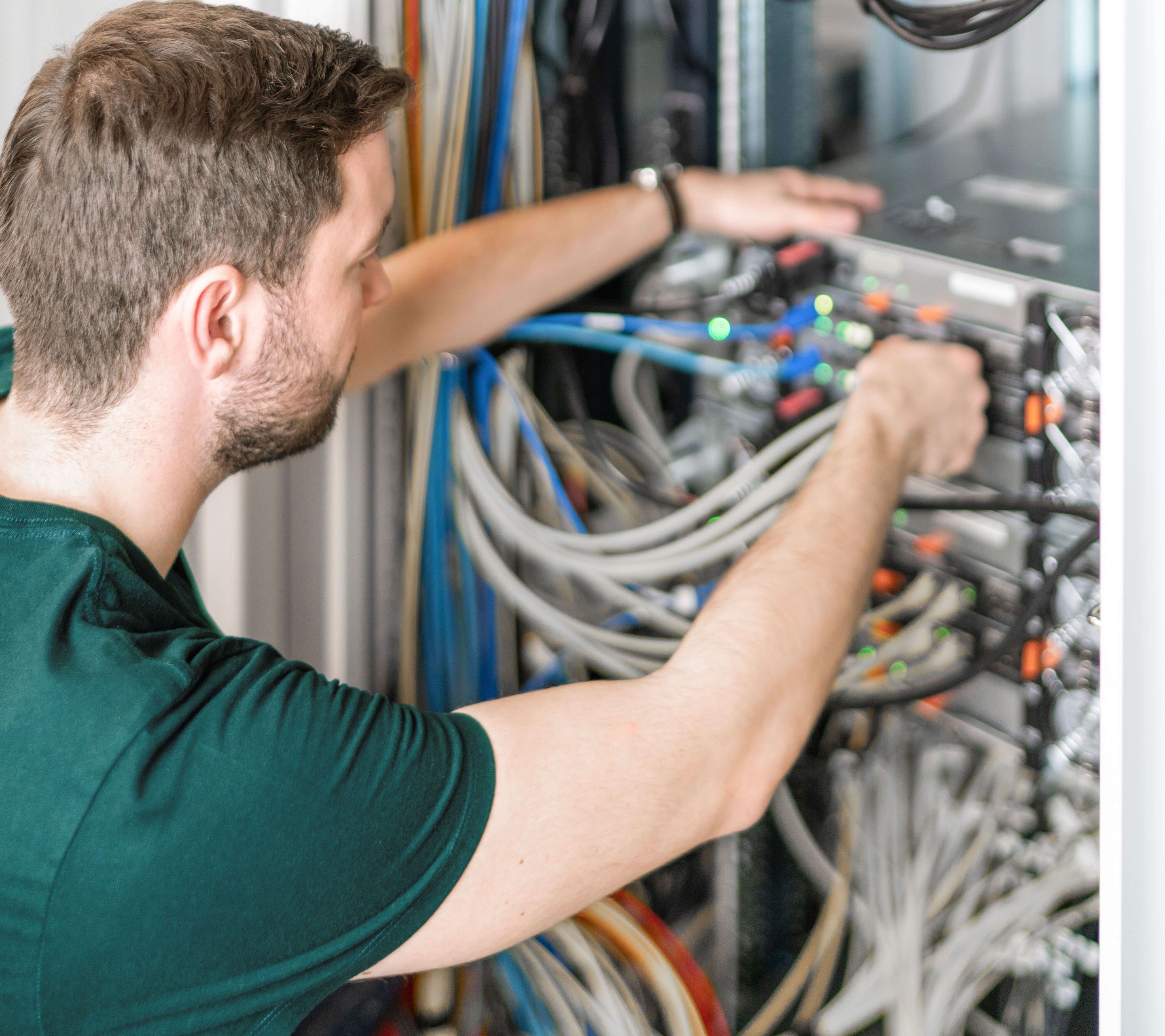 Mann arbeitet an Server