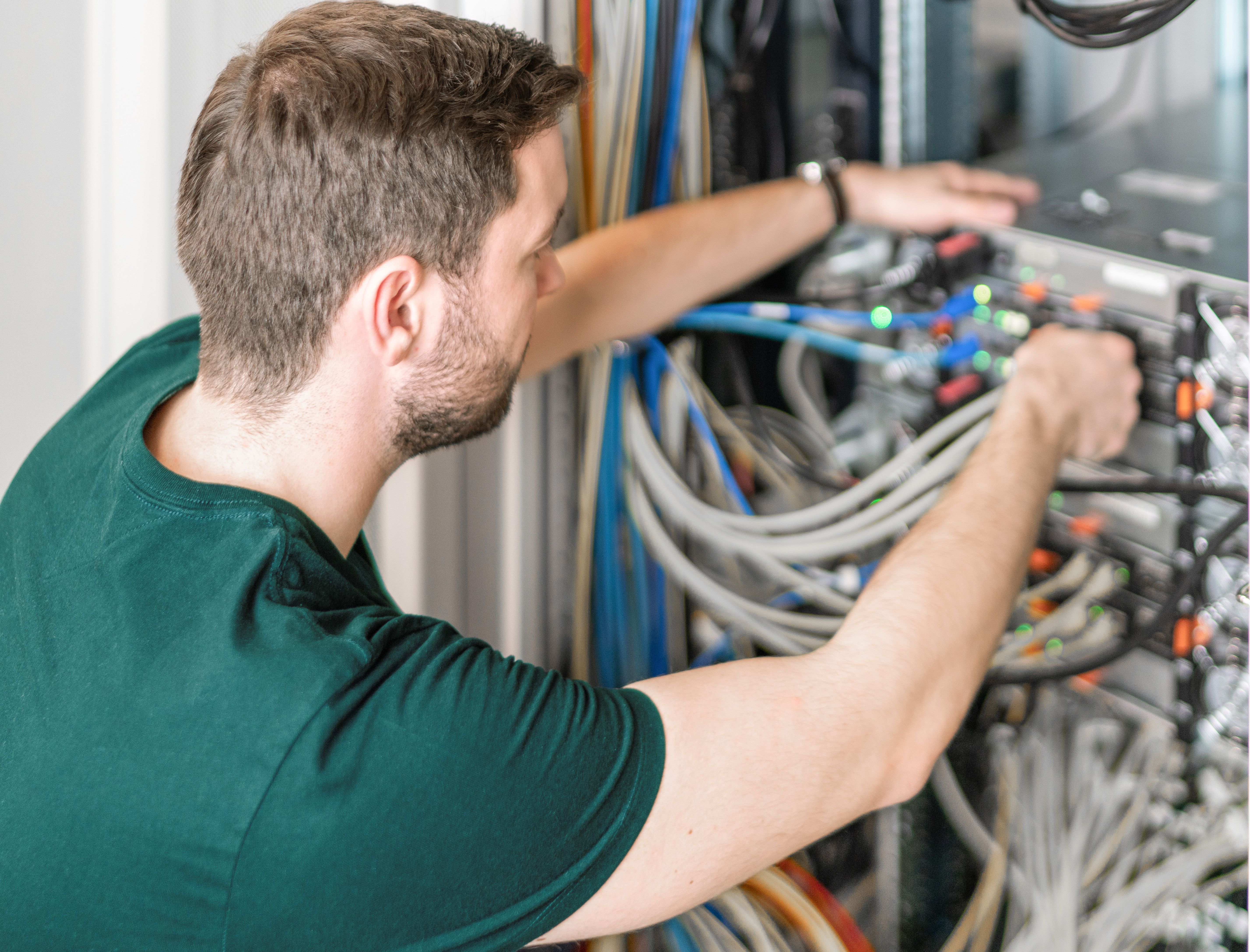 Mann arbeitet an Server