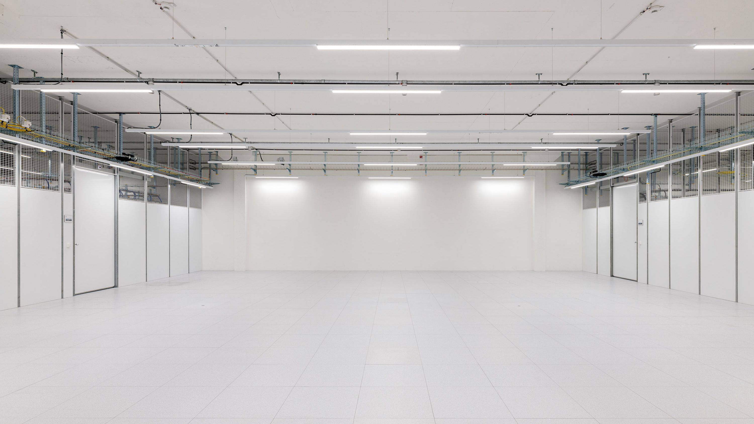 Datacenter leerer Raum mit Cages 