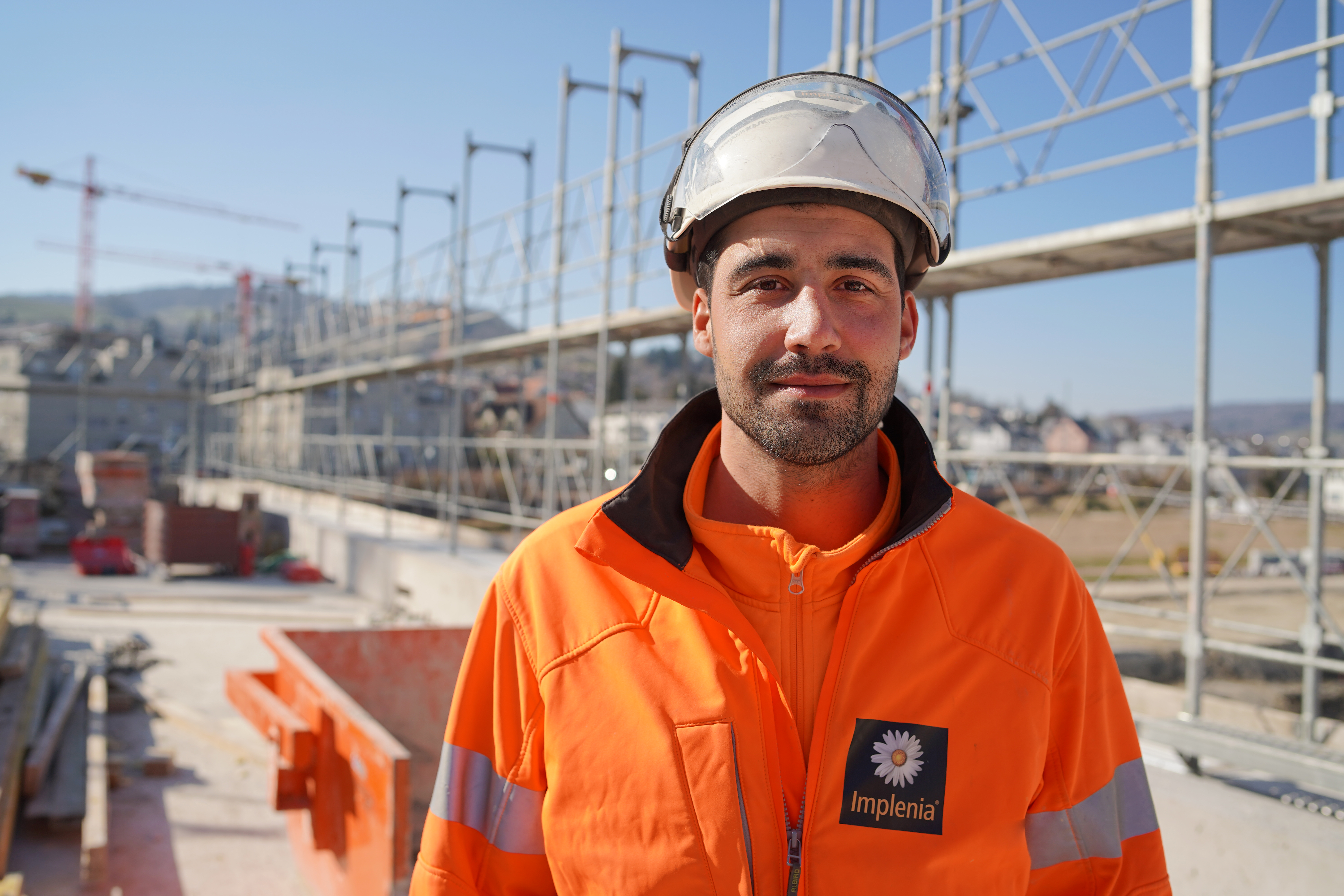 Stimmungsbild: Ein Bauarbeiter auf dem Datacenter Campus Bau